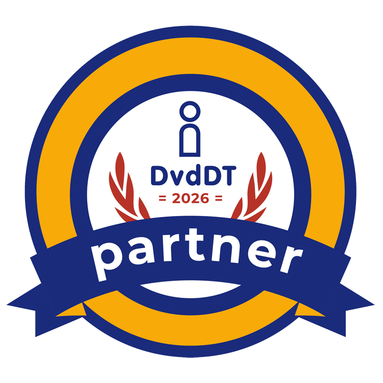 Partner logo 2026 bestaande uit 2 cirkels oranje en blauw plus blauwe banner met het woord Partner in witte letters.